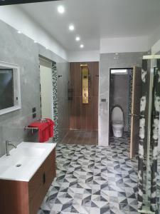 La salle de bains est pourvue d'un lavabo et de toilettes. dans l'établissement Momento Resort, à Pattaya (sud)