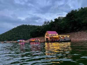 Fotografie z fotogalerie ubytování แพภูธเนศ v destinaci Ban Laem Mong Khoi