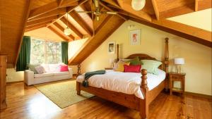 Un pat sau paturi într-o cameră la Ethel - Drummond Park Cottages
