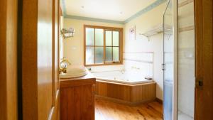 O baie la Ethel - Drummond Park Cottages +22 fotografii