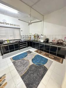 eine Küche mit einem Teppich auf dem Boden einer Küche in der Unterkunft nd homestay in Kuala Lipis