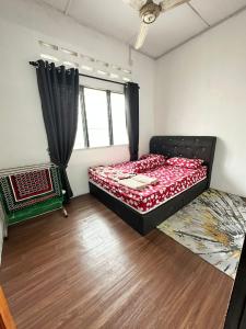 Schlafzimmer mit einem Bett und einem Fenster in der Unterkunft nd homestay in Kuala Lipis