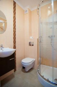 シュクラルスカ・ポレンバにあるwilla Majfillのバスルーム(トイレ、洗面台、シャワー付)