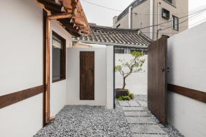 une maison avec une porte et une cour dans l'établissement Luxury hanok with private bathtub - SW15, à Séoul