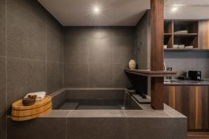 ソウルにあるLuxury Hanok Stay Warm Hearth - Eastのバスタブと洗面台のあるバスルーム