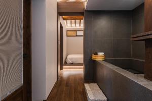 Cette chambre dispose d'un couloir et d'un lit en arrière-plan. dans l'établissement Luxury hanok with private bathtub - SW15, à Séoul