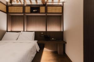 - une chambre avec un lit doté d'une tête de lit en bois et d'une table dans l'établissement Luxury hanok with private bathtub - SW15, à Séoul