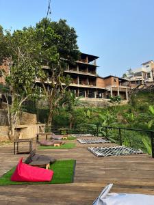 un patio con alfombras verdes y rojas y un edificio en Vila NJD en Bogor