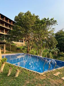 una piscina vacía frente a un edificio en Vila NJD en Bogor