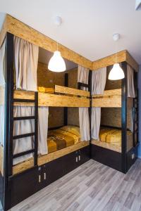 Un ou plusieurs lits superposés dans un hébergement de l'établissement Hostel Day 'N' Night