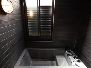 ein Bad mit einem Waschbecken und einem Fenster in der Unterkunft Rakuten STAY Nikko Hoden No pets allowed Capacity of 6 persons in Nikko