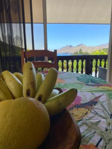 Banda bananów siedzących na stole w obiekcie HEIIKIANI Sweet Home w Nuku Hiva