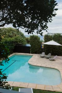 Πισίνα στο ή κοντά στο Tranquil Treetop Retreat with Pool and Ocean Views
