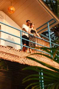 een man en een vrouw op een balkon bij New Common Home in Agonda