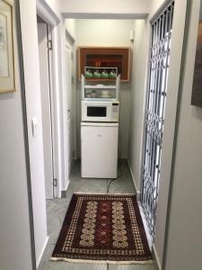 a kitchen with a stove and a oven at Strandkiewiet in Jacobs Bay