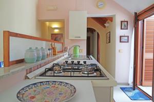 uma cozinha com um fogão e uma bancada em Casa Elena em Ascea