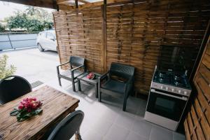 a patio with a table and chairs and a stove at Mianahere Studio Bora Bora in Bora Bora