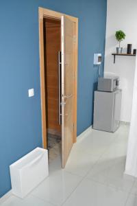 a bathroom with a wooden door in a room at AP2B Praia in Praia
