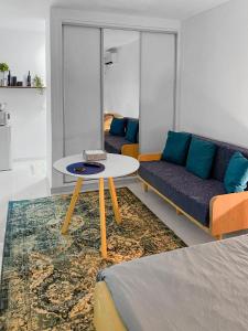 皮拉雅的住宿－AP2B Praia，客厅配有沙发和桌子