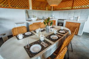 un tavolo con piatti sopra in una cucina di Diani Beach-Villa Kirsch a Galu