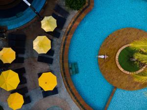 Вид на бассейн в The Hotspring Beach Resort & Spa - SHA Extra Plus или окрестностях