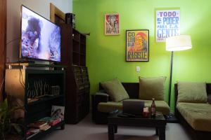 un soggiorno con divano e TV a schermo piatto di ADN Algo de Nosotros - Malaika a Medellín