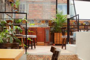 patio z krzesłami i roślinami w restauracji w obiekcie ADN Algo de Nosotros - Malaika w mieście Medellín