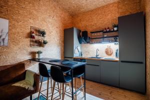 eine Küche mit einem Tisch und Stühlen im Zimmer in der Unterkunft Ternu Minivilla in Rovaniemi