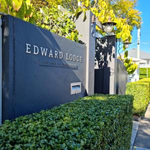 una señal para el edificio Edward Lodote en Edward Lodge New Fam en Brisbane