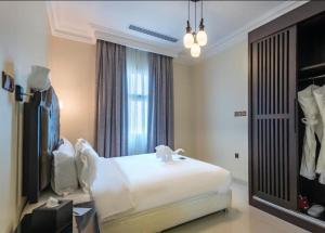una camera da letto con un grande letto bianco e una finestra di Dibba Sea View Hotel by AMA Pro a Dibba