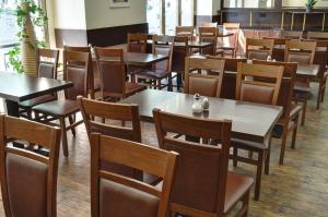 a dining room filled with tables and chairs at Hotel Europa City in Berlin