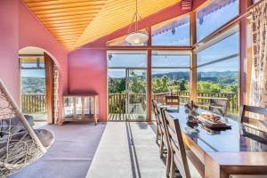 Imagen de la galería de Eclectic 70s Mansion, en Wellington