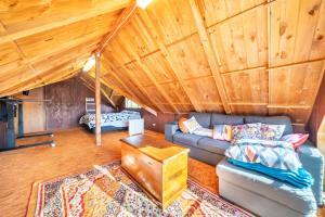 een woonkamer met een blauwe bank en een houten plafond bij Eclectic Luxurious 70s Mansion in Wellington