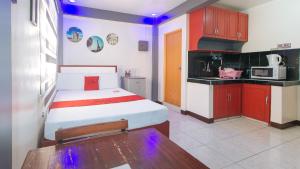 Habitación pequeña con cama y cocina en RedDoorz A&F C5 Pinagsama Taguig, en Manila
