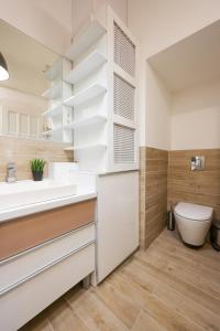 bagno con lavandino e servizi igienici di Deluxe Central Apartment with 4BEDRM 2 BATHRM a Budapest