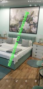 - une chambre avec un lit vert néon dans l'établissement Imperial Room4 - ultracentral - minipiscina cu hidromasaj, à Oradea