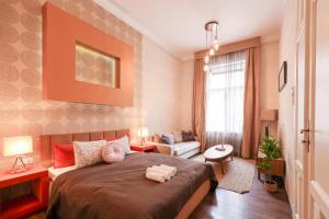 una camera con letto e un soggiorno di Deluxe Central Apartment with 4BEDRM 2 BATHRM a Budapest