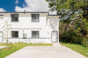 a white house with a driveway at STAR HOME-wynwood/airport/miami in Miami