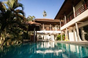 uma piscina em frente a um edifício em Luxury 3-Bedroom Villa with Seaview, Pool, Cinema, and Gym! em Nathon Bay