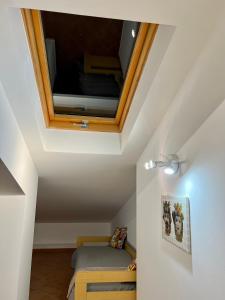 Habitación con TV de pantalla plana en el techo. en Sicilia Bedda Apartment en Messina
