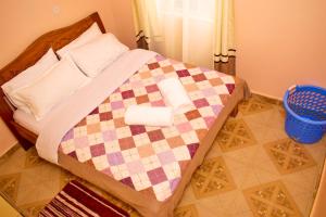 Un pat sau paturi într-o cameră la Furnished one bedroom bnb in thika town, jomoko