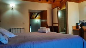 um quarto com uma cama grande com lençóis azuis em Beautiful villa in Póvoa de Lanhoso with pool and garden em Póvoa de Lanhoso
