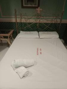 3 rollos de papel higiénico sobre una cama en WJV INN CABANCALAN en Mandaue City