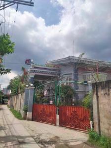 una puerta frente a una casa con puertas rojas en WJV INN CABANCALAN en Mandaue City
