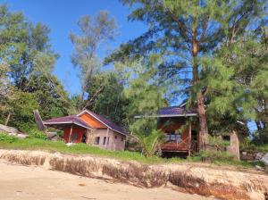 een huis aan de kant van een strand bij Jansom Bungalow 2 in Ko Phayam