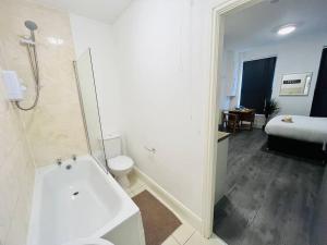 Vonios kambarys apgyvendinimo įstaigoje Urban and stylish Central Studio Apartment in Liverpool with high speed free wifi