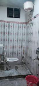ラタグリにあるHotel Sonaliのバスルーム(トイレ付)が備わります。