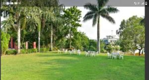Jardín al aire libre en Bharat Lake view Resort- Pure Veg Restaurant
