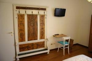 TV a/nebo společenská místnost v ubytování Dragonfly B&B