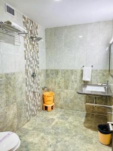 ein Bad mit einem Waschbecken und einem WC in der Unterkunft Nakshatra Hotel in Bānswāra